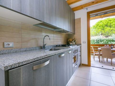 Wood, Lighting, Interior Design, Flooring, Floor, Living Room, Real Estate, Hardwood, Table, Beam