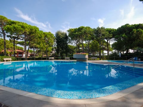 Water, Cloud, Plant, Property, Swimming Pool, Sky, Tree, Azure, Shade, Grass