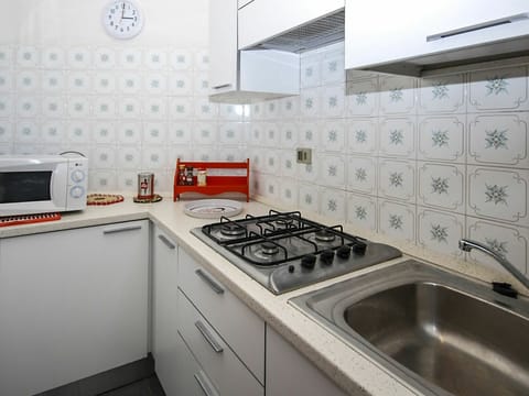 Property, Room, Major Appliance, Kitchen, Cabinetry, Countertop, Furniture, Interior Design, Home Appliance, Sink