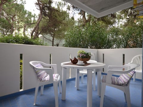 Table, Furniture, Property, Plant, Building, Chair, Interior Design, Shade, Tree, Wood