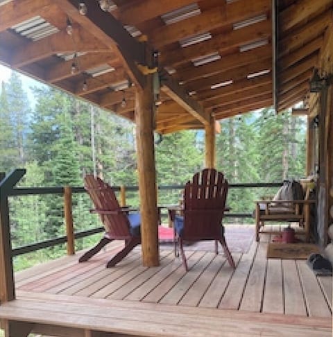 Large porch to relax and enjoy the mountains