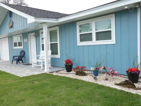 Beautiful landscape, new sod and paver driveway / patio