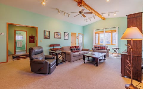 Welcome to Wyoming Retreat, this 2 bedroom 2 bathroom home is located within easy walking distance of downtown Cody