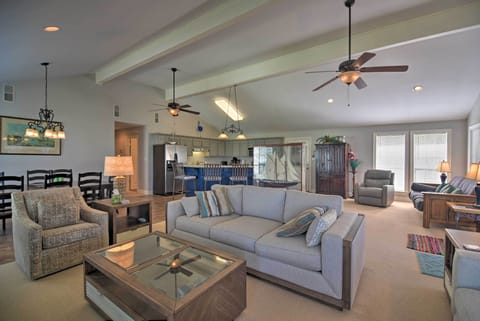 Living Room | Free WiFi | Central A/C | Futon