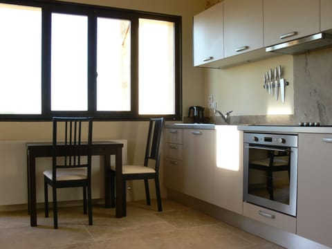 Kitchen & dining area