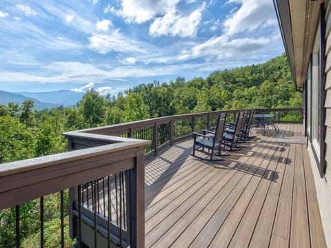 Welcome to On Eagle's Wings - Your Mountain Escape!