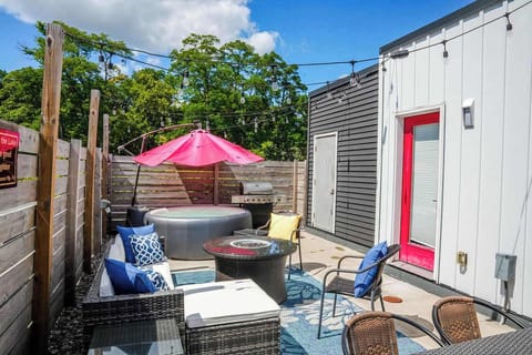 Gather around the fire for evening drinks, chats, or s’mores.