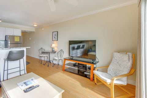 Living Room | Smart TV | Free WiFi | A/C | Queen Sleeper Sofa