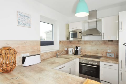 the well equiped kitchen with sea view