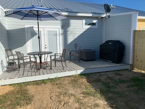 Back patio w/ fenced in yard