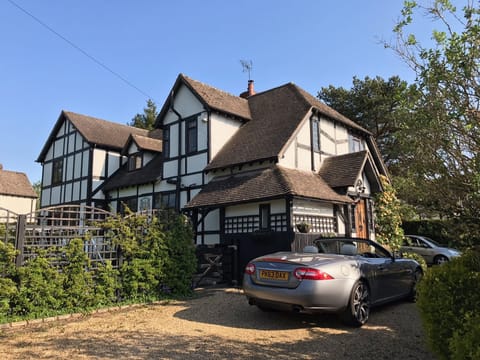 Oak Cottage is a striking 6 bedroom, 5 bathroom family home IN Stratford-on-Avon