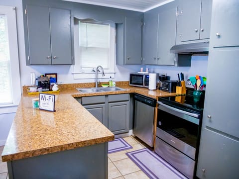 Coffee Maker, Blender, Airfryer, New Non Stick Cookware, Microwave, Dishwasher