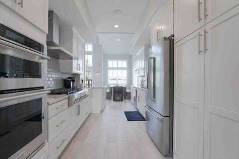 Commercial style kitchen (1)