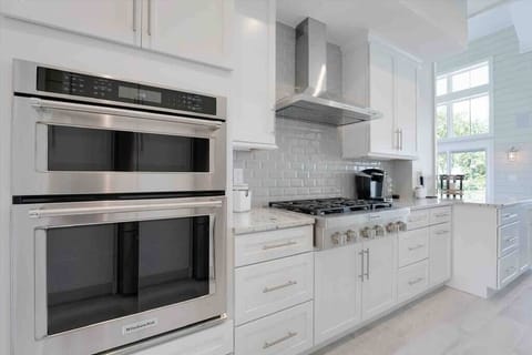 Commercial style kitchen (2)