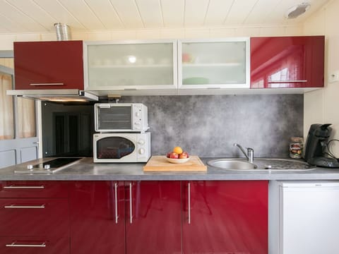 Cabinetry, Kitchen Sink, Countertop, Tap, Sink, Kitchen Appliance, Kitchen Stove, Kitchen, Wood, Cooktop