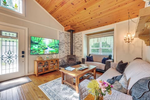 Murphy Vacation Rental | 3BR | 2BA | Stairs Required | 1,000 Sq Ft