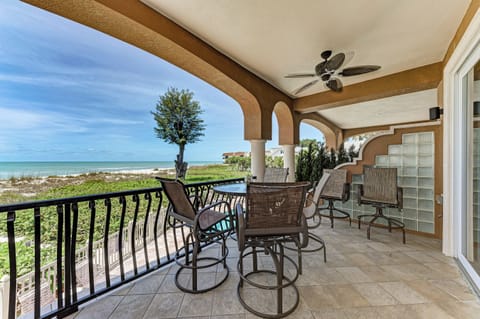 Vista Grande 1 Sul Mare Balcony Outdoor Table and Chairs with Beach View