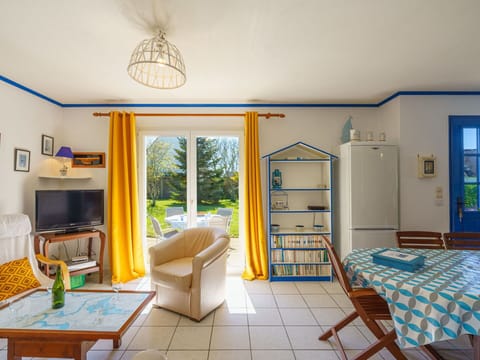 Furniture, Table, Property, Picture Frame, Blue, Green, Bathtub, Interior Design, Plant, Living Room