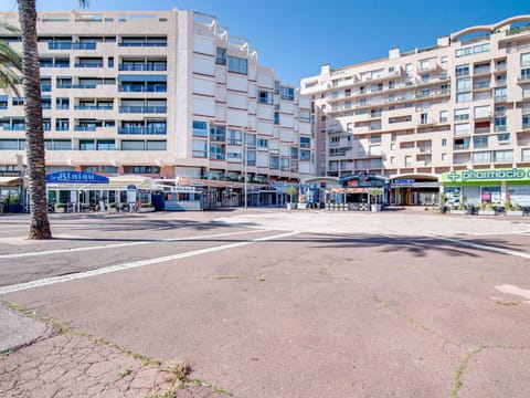 Building, Property, Sky, Window, Plant, Urban Design, Tower Block, Condominium, Residential Area, Thoroughfare