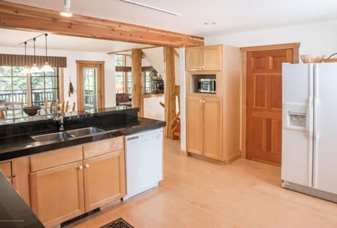 Kitchen and Breakfast bar