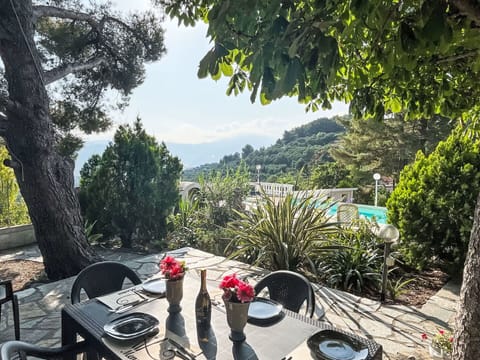 Tree, Shade, Outdoor Furniture, Landscaping, Tropics, Outdoor Table, Eco Hotel