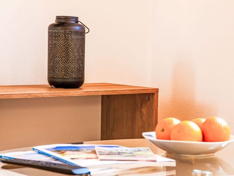 Drinkware, Table, Bottle, Food, Wood, Fruit, Glass Bottle
