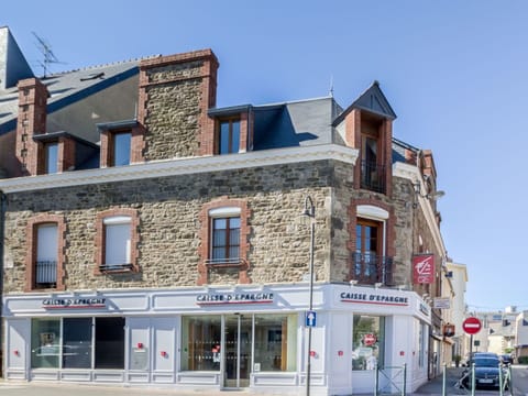 Sky, Window, Building, Infrastructure, Door, Neighbourhood, Residential Area, Facade, Real Estate, City