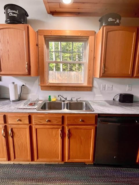 Sunlight comes in through all the windows. Views of trees and the river!