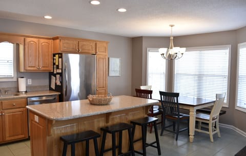 Can expand dining table to accommodate more people (up to 10)