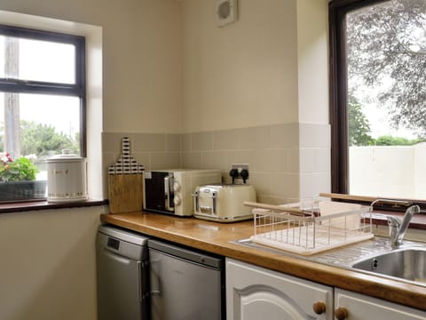 Kitchen | Carter’s Rest - Llwyn Ffynnon, Y Ffôr, near Pwllheli