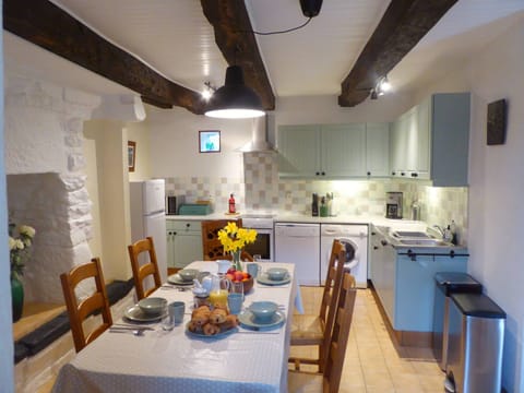 Spacious dining/kitchen