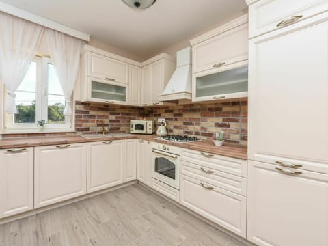 Countertop, Cabinetry, Furniture, Building, Tap, Sink, Drawer, Kitchen Stove, Window, Kitchen