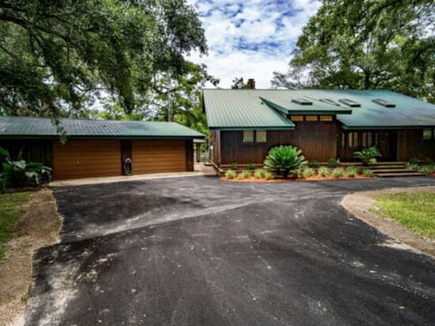 Garage has a boat ramp to the river where provided kayaks can be launched.
