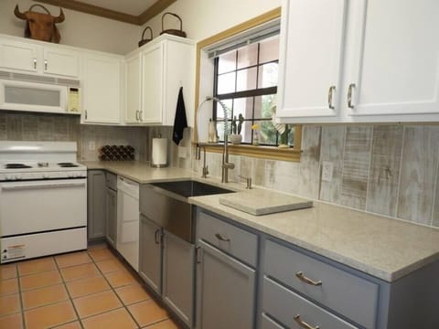 KitchenwithFarmhouseSink