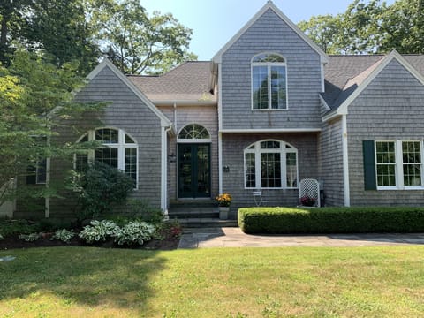 Very spacious Front Yard for Badminton