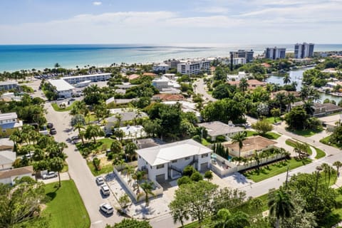 Prime Lido Key Location! 6-min walk to the beach & 7-min to St. Armands. Features a private yard, social lounge, and coastal-chic interiors.