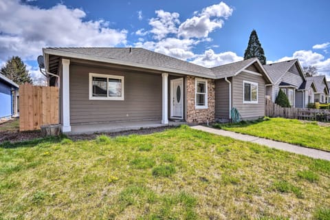 Grants Pass Vacation Rental | 3BR | 2BA | 1,676Sq Ft | Step-Free Access