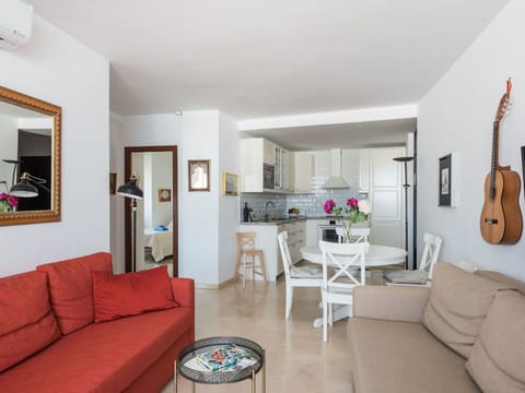 Room, Living Room, Property, Furniture, Interior Design, Building, House, Floor, Real Estate, Table