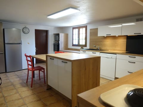 Cabinetry, Kitchen Sink, Furniture, Property, Sink, Building, Countertop, Tap, Wood