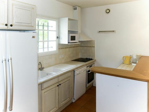 Cabinetry, Kitchen Sink, Property, Sink, Window, Countertop, Building, Tap, Kitchen Appliance, Plumbing Fixture