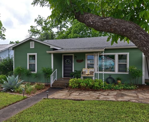1950 2/2 bungalow, perfect for 2 couples