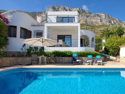 Property, House, Swimming Pool, Building, Real Estate, Home, Villa, Estate, Vacation, Residential Area