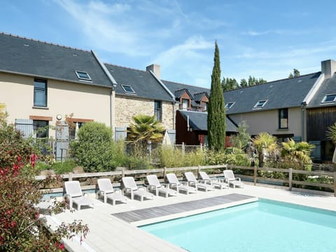 Property, Residential Area, House, Home, Swimming Pool, Building, Real Estate, Backyard, Roof, Cottage