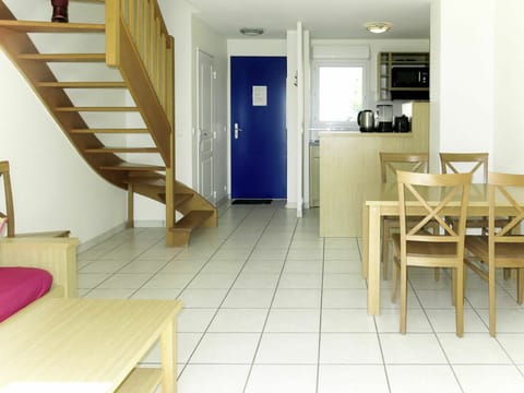 Property, Room, Floor, Building, Interior Design, Furniture, House, Real Estate, Tile, Flooring