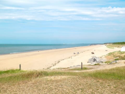Cloud, Water, Sky, Beach, Coastal And Oceanic Landforms, Terrain, Horizon, Plain, Landscape, Wind Wave