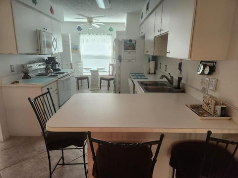 Kitchen - bright and airy!