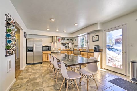 Dining Area | Dishware & Flatware Provided
