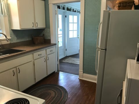 Kitchen (different angle).