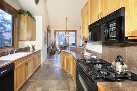 3.03-MV-Terraces-602-kitchen-3