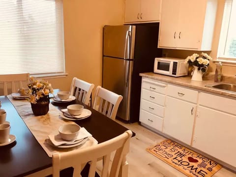 Cozy kitchen with brand new appliances!